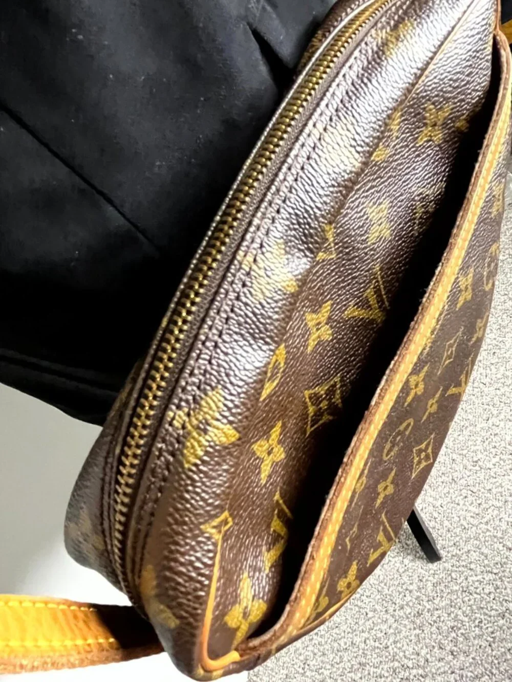 Authentic Louis Vuitton Cross Body Bag Shoulder HandBag Signature logo